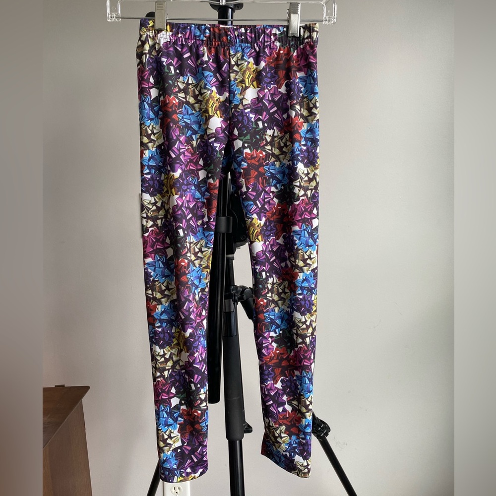 Silky leggings with colorful package bows